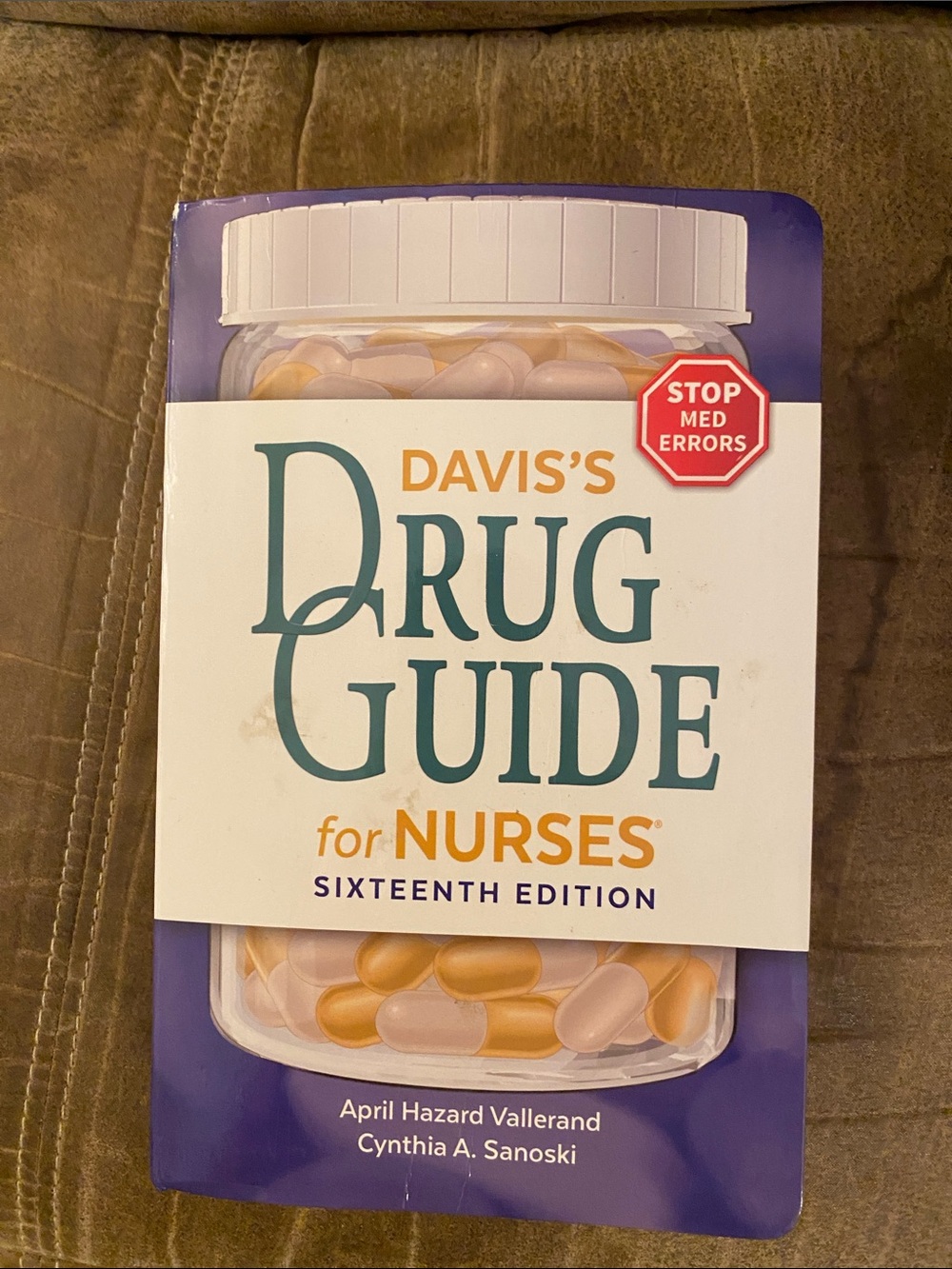 Drug Guide for Nurses - Sixteenth Edition (White/Gold) 16th Edition DC2